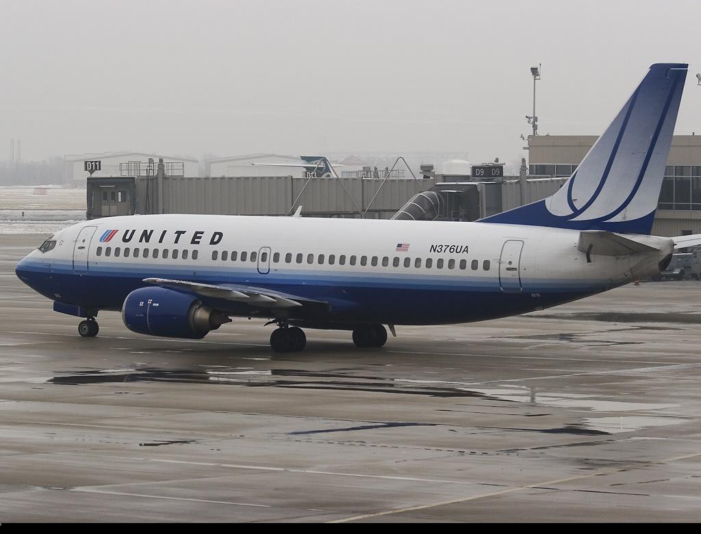 This is a boeing 737-300 with United's newest paint scheme