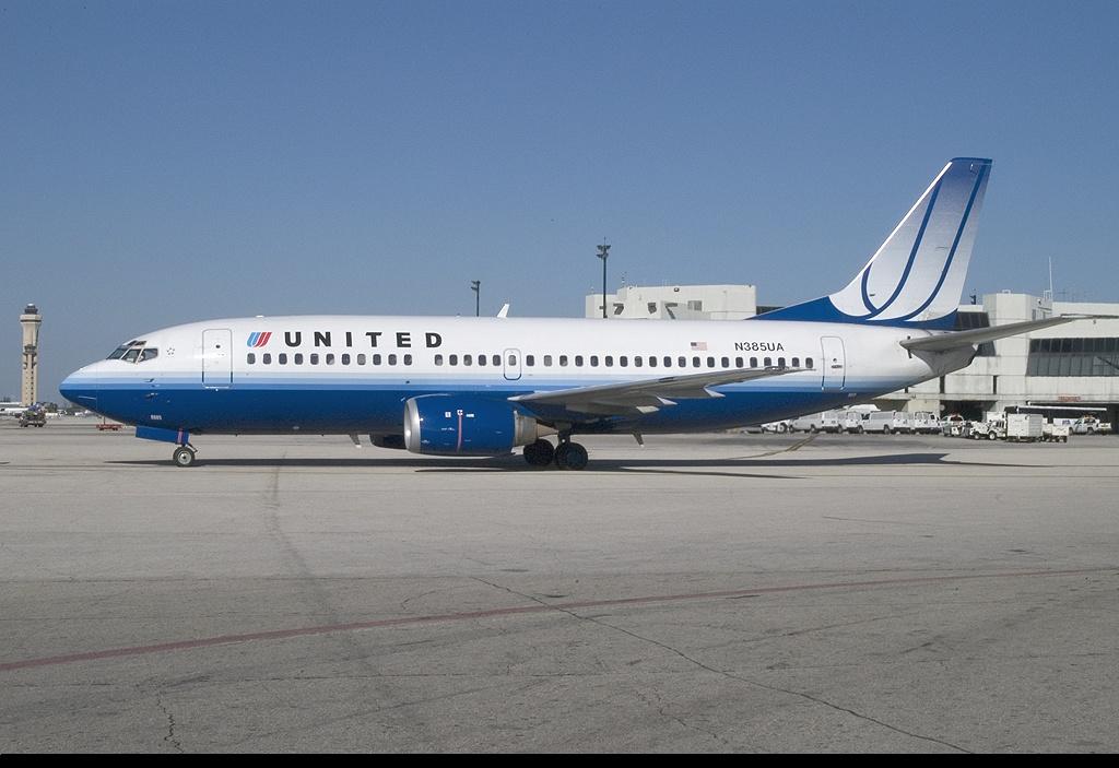 This is a boeing 737-300 with United's newest paint scheme