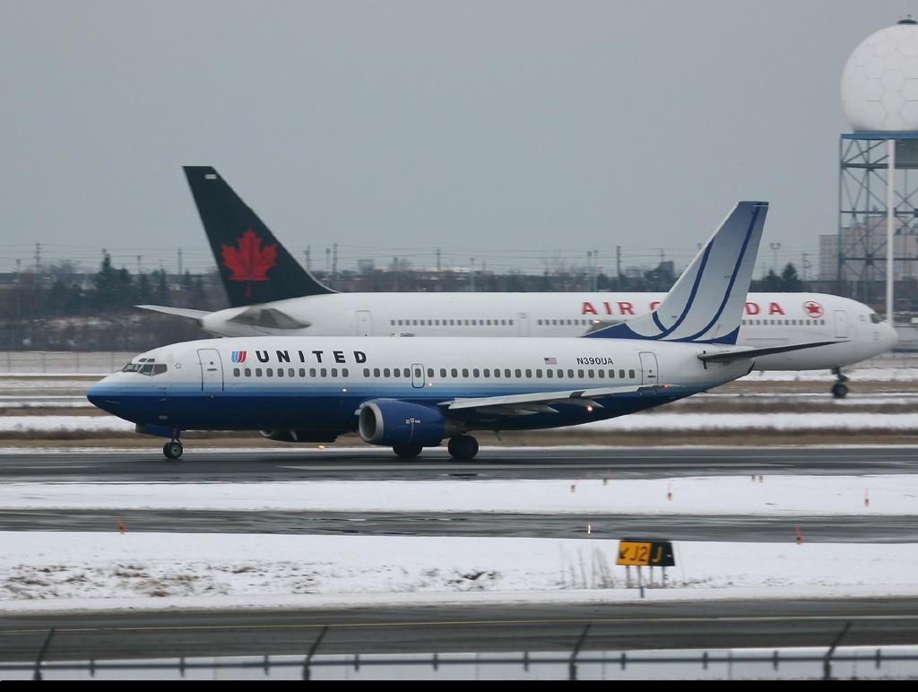 This is a boeing 737-300 with United's newest paint scheme