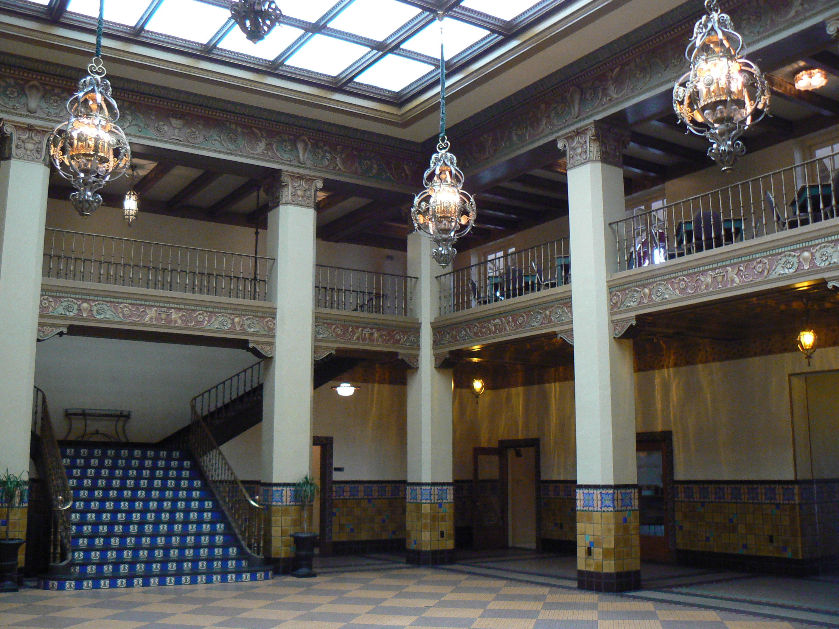 Cactus Hotel - Hilton 1929 lobby