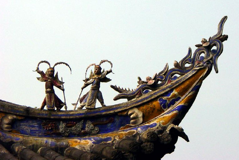 Figurines on roof of pagoda