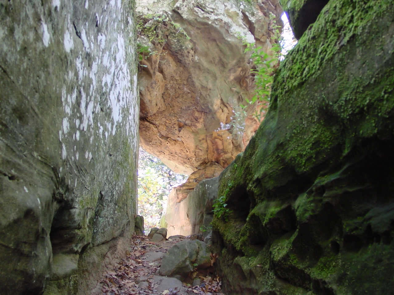 Hiking trail at Giant City Park, souther Illinois