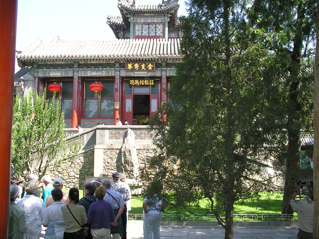 Hall for listening to orioles -(Tingliguan), a former theatre now converted into a restaurant.