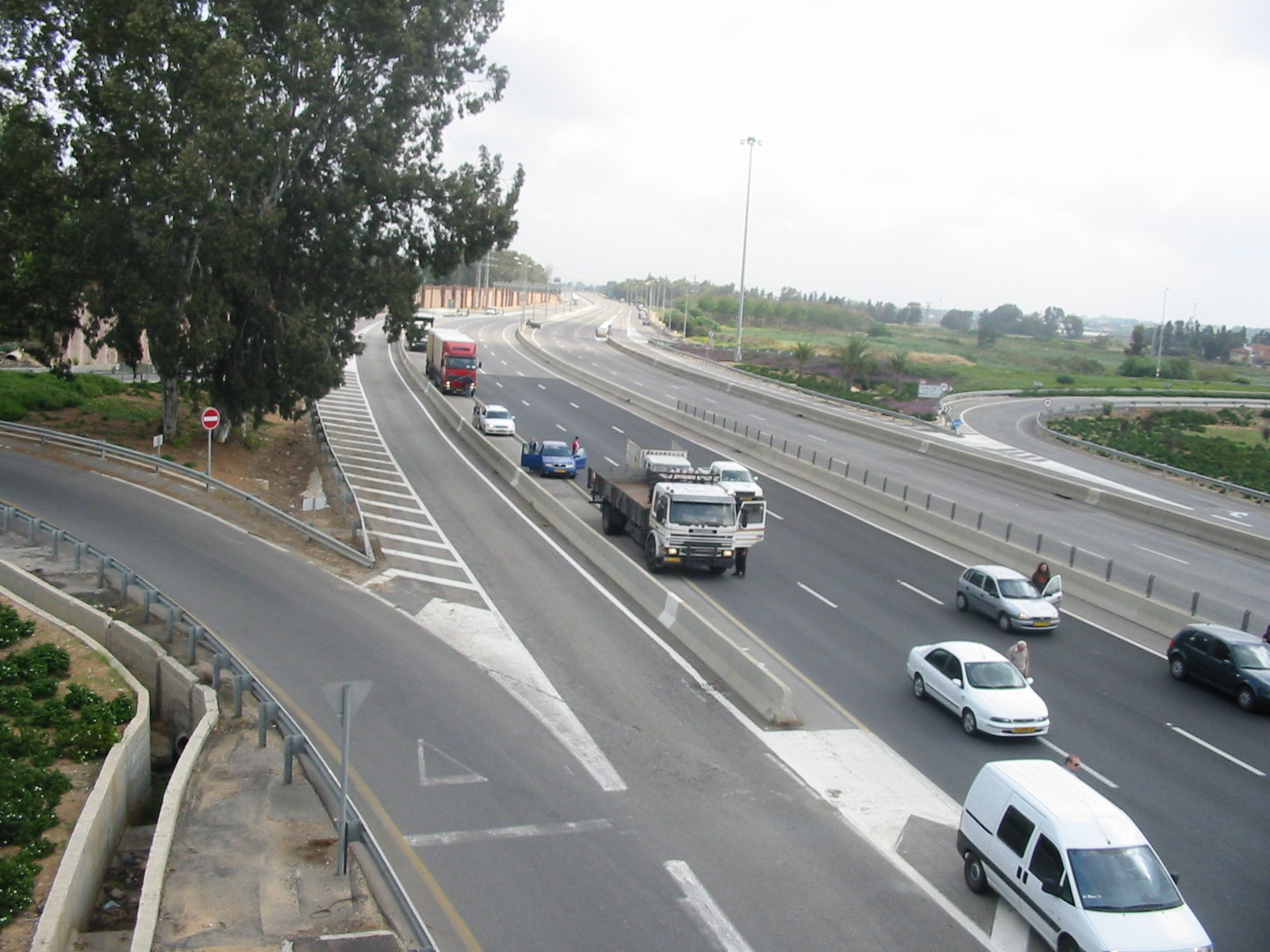 Highway traffic comes to a standstill in Yom Hazikzron