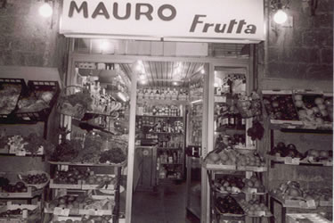 A black-and-white photo of an Italian market