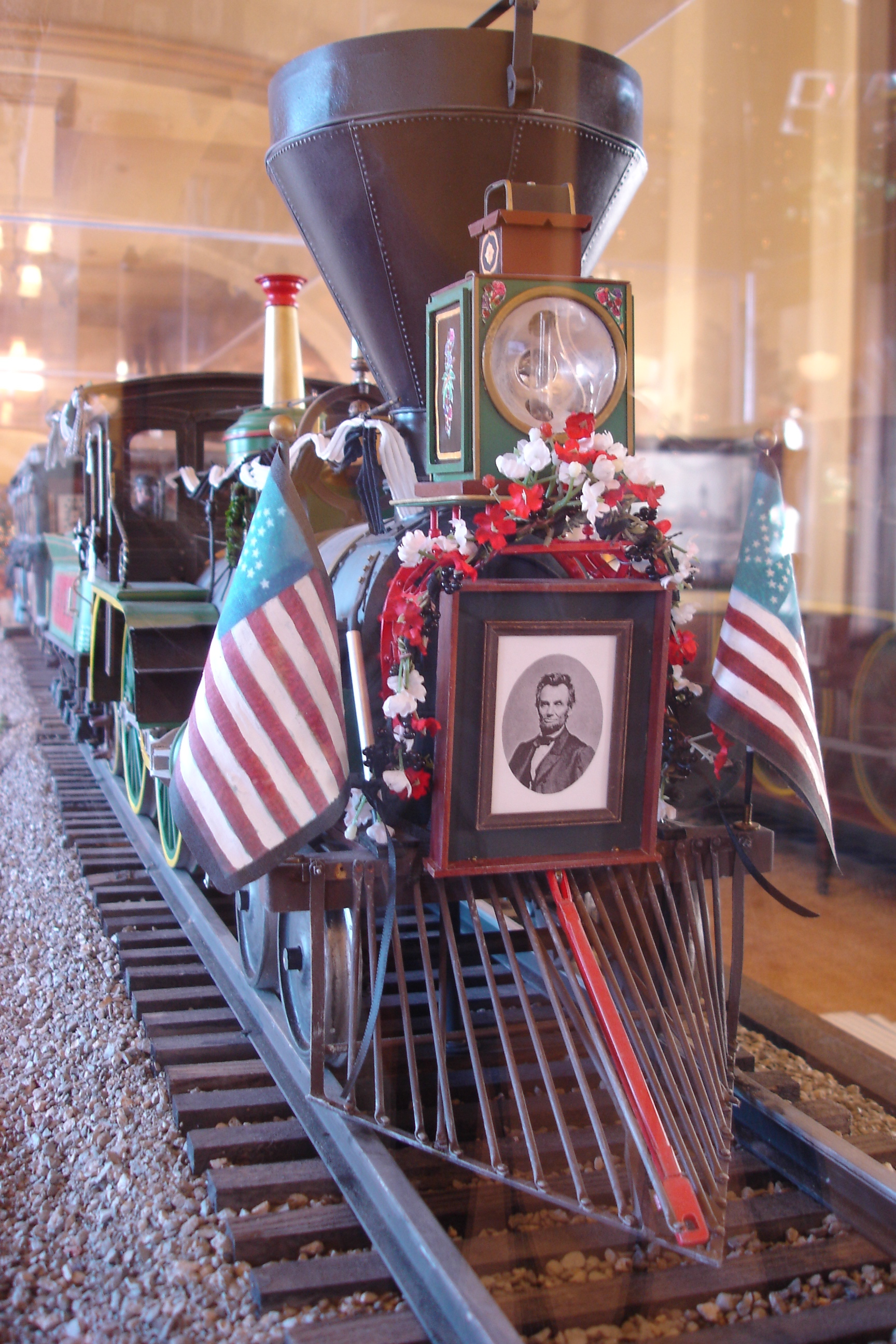 lincolnfuneraltrain1.jpg