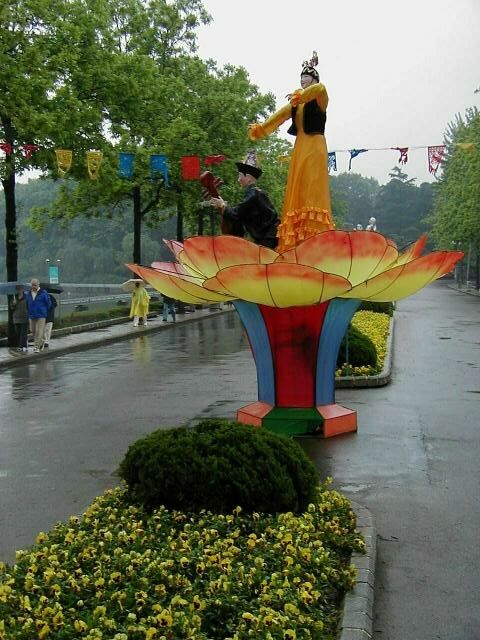 Xuanwu Lake displays