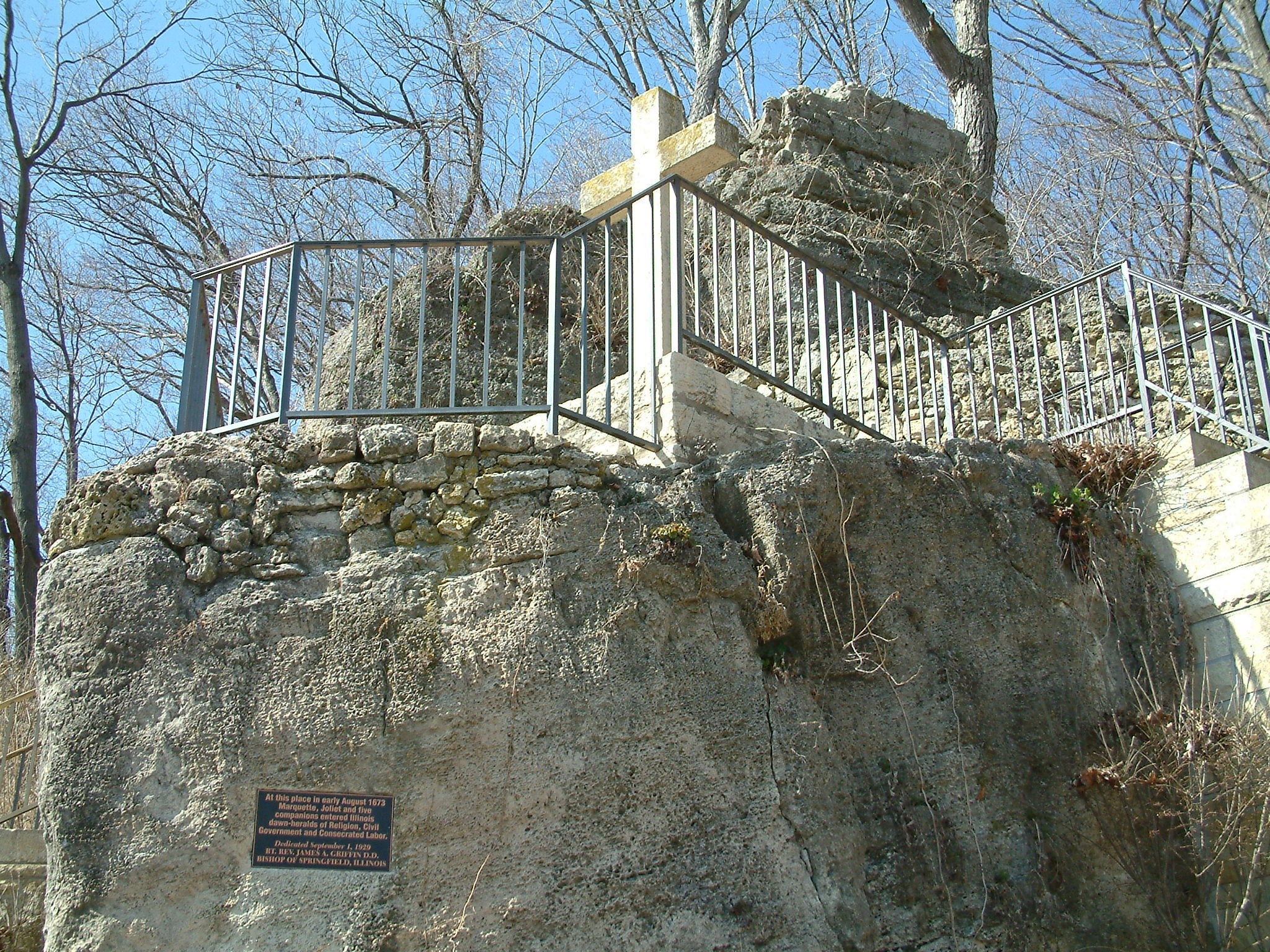 Memorial to Pere Marquette and Louis Joliet where they first landed in Illinois