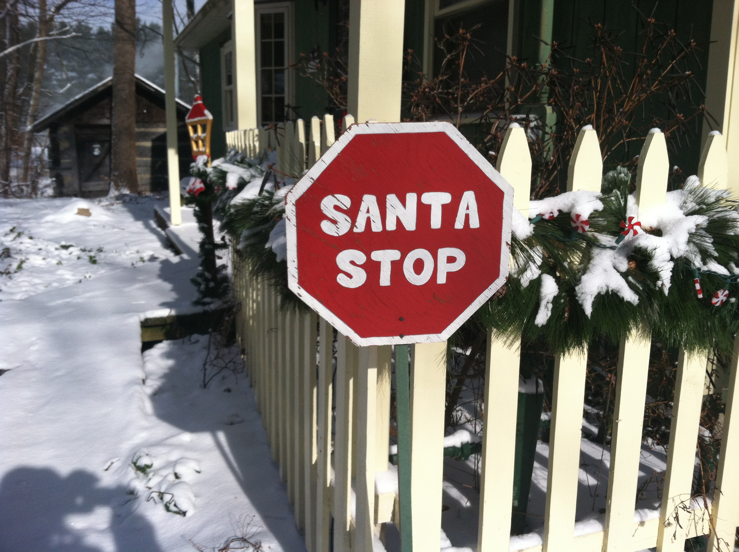 santastopsigninsnow2.jpg
