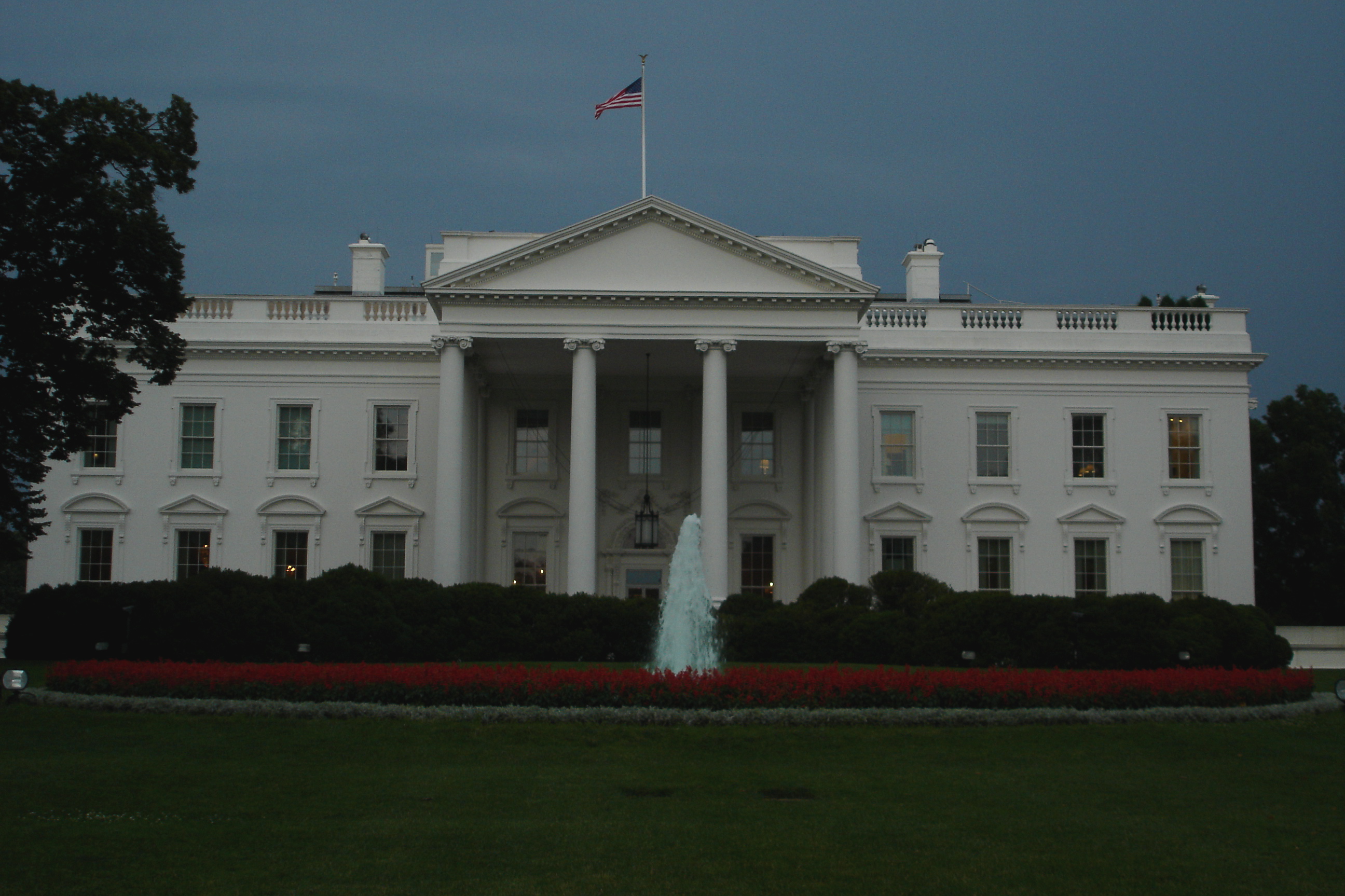 white_house_fountain.jpg