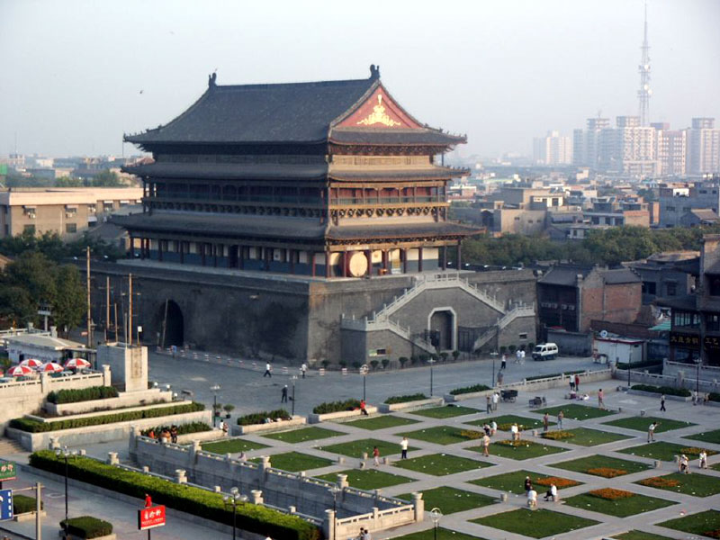 Drum Tower (built in 1380): the drum was used to tell the time at dusk.