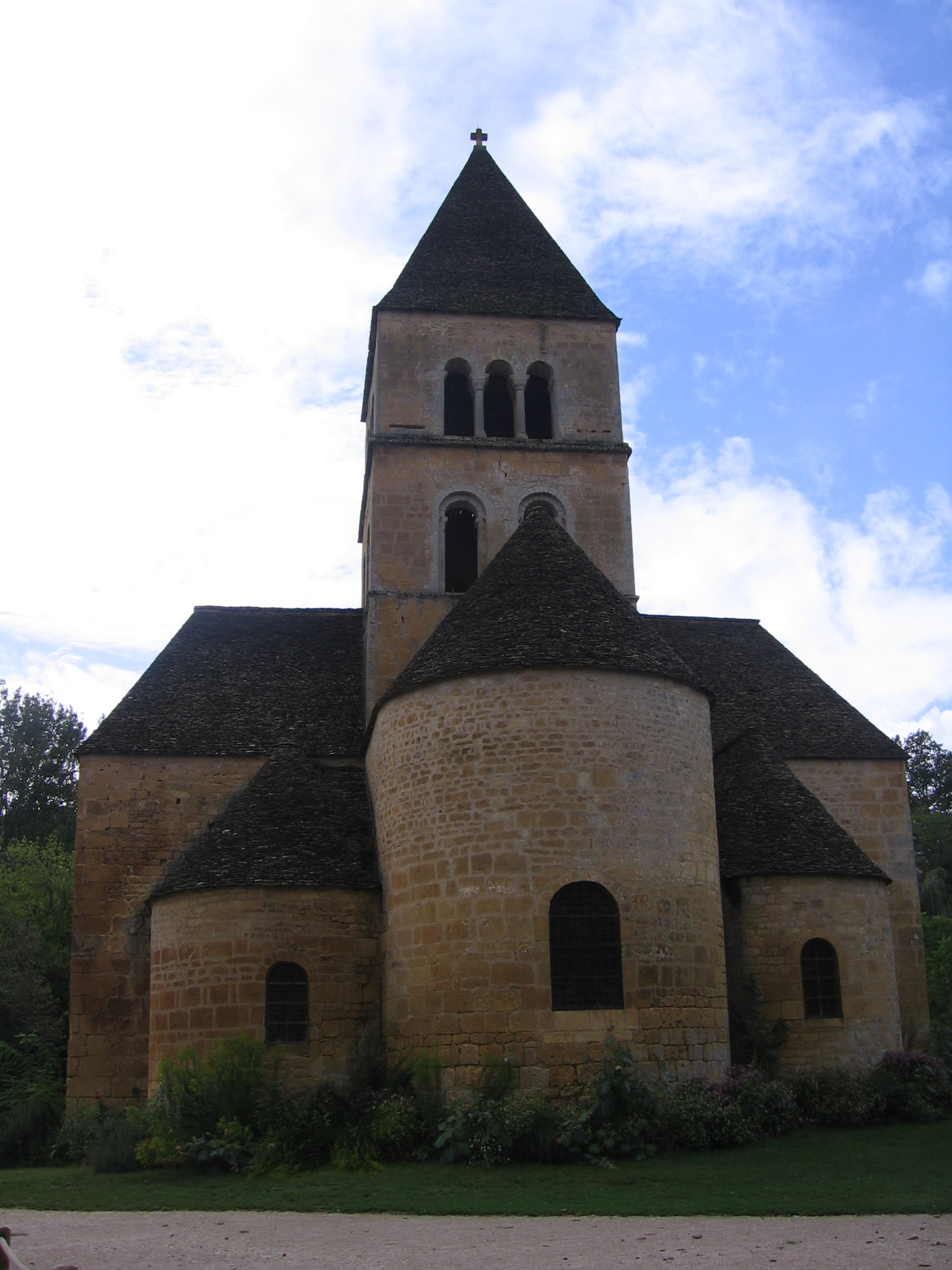 12 Century church in St Leon-sur-Vezere | Pics4Learning