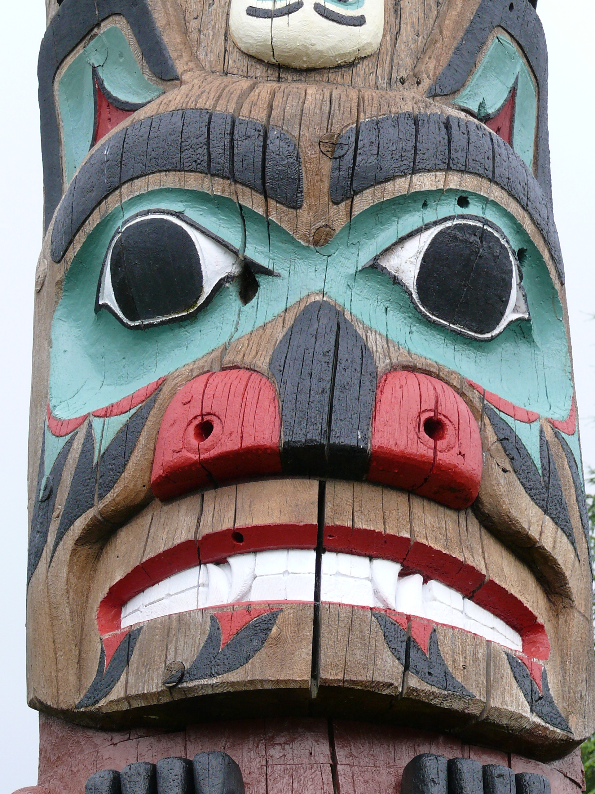 Bear face on a totem pole | Pics4Learning