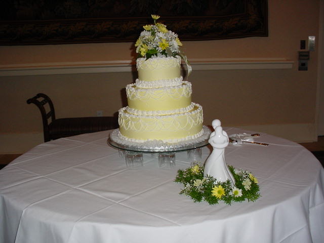 yellow wedding cake | Pics4Learning